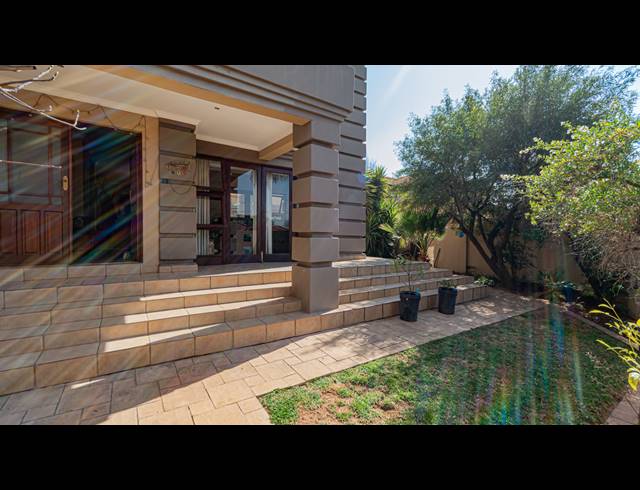 3 BEDROOM SECTIONAL TITLE FOR SALE IN MORELETA PARK